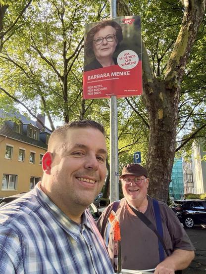 Plakat von Barbara Menke (Kandidatin der SPD Bochum-Mitte für das Amt der Bezirksbürgermeisterin in der Bezirksvertretung Bochum-Mitte - mit den Plakatierern Jens und Peter