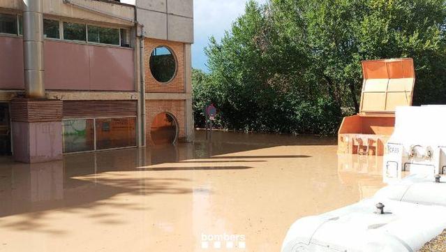 L'exterior de l'Hospital Comarcal de l'Alt Penedès, inundat (ACN/Bombers)