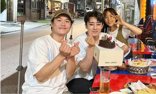 Actors Min Do Hee, Kim Sung Kyun and Son Ho Jun, all from Korean Drama Reply 1994, posing together with a cake