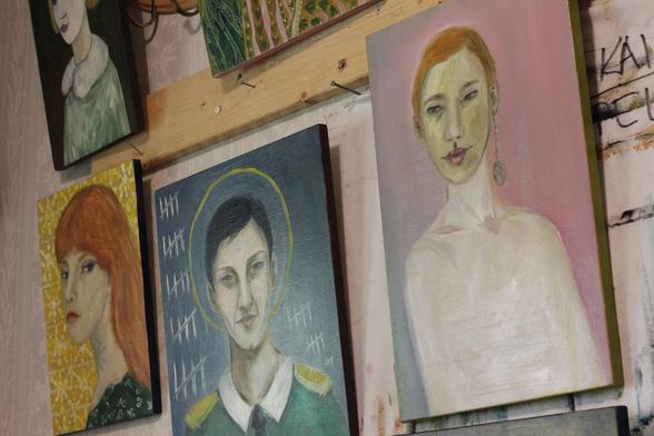 Pieniä öljymaalauksia puulle kuivumassa 🎀Kantaaottavaa taidetta
Small oil paintings on wood drying 🎀Taking a stand

#turku #åbo #helsinki #raasepori #suomi #taide #exhibition #näyttely #taidenäyttely #artexhibition #contemporaryartist #painter #figurativepainter #ammattitaiteilija #kuvataitelija #taidemaalari #maalaustaide #taidemaalaus #esittävätaide #expressionist #professionalartist #artwihtmeaning #artforhome #taidettakotiin #artist #painter #taiteilija #feministinentaide #feminismi #kantaaottavataide #modernart #visualart #makeartnotwar #artmatters #feminism #femistart #tyttöys #naiseus #kunnioitus #respect #art #konst #kunst #studio #ateljee #työhuone