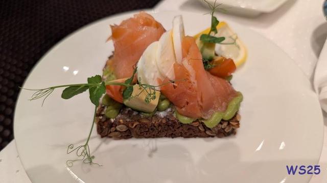 Avocado-Lachs-Toast