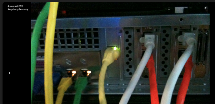 2HE Server mit 7 angesteckten RJ-45 Kablen