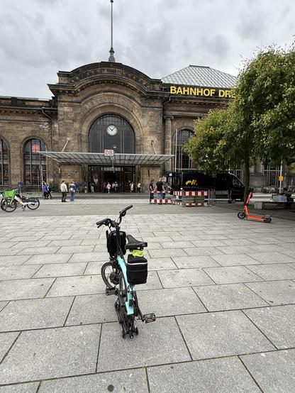 Klappfahrrad vor dem Eingang zu Bahnhof Dresden-Neustadt