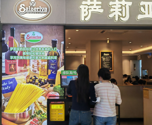 <p>中国で「薩莉亜（サーリーヤー）」と呼ばれるイタリア料理のレストランチェーンが、日本企業のサイゼリヤであることを知る人は少ない。また、サイゼリヤが中国で500店舗を展開し、年間営業利益は60億円と日本国内の3倍に達していることを知る人はさらに少ない。</p>
<p>広東省広州市でサイゼリヤの中国国内子会社4社を管理する統括会社「薩莉亜餐飲管理」の総経理を務め、同時に中国を含めた海外子会社9社を統括する長岡伸・海外事業本部長がこのほど、新華社の取材に応じ、「異色の日本企業」の中国での発展ストーリーを語った。</p>
<blockquote class="wp-embedded-content"><p><a href="https://36kr.jp/351959/">サイゼリヤ、グローバル展開加速　広州に統括本部と新工場設立、ベトナム・豪州にも進出</a></p></blockquote>
<p></p>
<h3><span style="font-size: 18px;"><strong>沿海地域から内陸部までの「千店舗計画」</strong></span></h3>
<p>長岡氏は今年62歳。サイゼリヤに40年近く勤務し、現場からキャリアを積み重ねて経営幹部に至った。中国でのサイゼリヤの歩みを振り返る話しぶりは、一つ一つの記憶がすらすらとよみがえり、途切れることがなかった。</p>
<p>2003年にサイゼリヤが初の海外店舗として上海に出店した当時、ほとんどの中国人にとってイタリア料理はなじみの薄いものだった。長岡氏は「中国の人たちは西洋料理を高価なものと見ていたが、われわれは本格的なイタリア料理を手頃な価格で提供できることを証明したかった」と語った。</p>
<p>その後、2007年に広州、2008年に北京にそれぞれ子会社を設立。今年7月にはグループの中国展開を加速させ、中国事業の統合を図るため、広東省に中国子会社の統括会社を立ち上げた。新会社は子会社への業務指導や子会社間の協力体制の調整を行い、今後はメニュー開発も標準化管理を進めていくという。長岡氏は、地域によって価格は異なるがメニューは統一していくとし「わが社は中国市場を一番重視している。中国での利益は既に日本を上回っており、将来性も日本よりはるかに大きい」と述べた。</p>
<blockquote class="wp-embedded-content"><p><a href="https://36kr.jp/356136/">サイゼリヤ、中国事業が成長鈍化　苦渋のメニュー値上げで収益性改善へ</a></p></blockquote>
<p></p>
<p>サイゼリヤは現在、中国で500店舗を展開し、店舗数は年間約15％のペースで着実に拡大している。今年はさらに70～80店舗を出店する計画だという。</p>
<p>長岡氏は「来年は湖北省武漢市に1号店をオープンする。武漢周辺地域だけで100店は出店できると思っている」と語りつつも、サイゼリヤは早期のリターンを目指すのではなく、持続可能な成長をより重視していると強調した。</p>
<h3><span style="font-size: 18px;"><strong>現地化を推進、親しまれるイタリアンに</strong></span></h3>
<p>「郷に入っては郷に従え」は、サイゼリヤが中国で確実に根を下ろすための重要な戦略となっている。<br />
長岡氏によると、中国でも当初はメニューと味をほぼ日本に合わせていたが、数十年の改良を