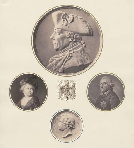 Das Foto zeigt drei kreisförmige Porträts von Friedrich II., links als Kind, unten zusätzlich der Bildhauer Christian Rauch.