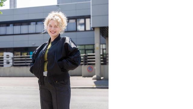Henrike Müller-Mahn steht lächelnd und mit hochgesteckten blonden Haaren vor einem Universitäts- oder Bürogebäude. (Foto: privat)