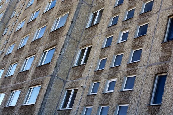 Kasaribetonitalon kylki Lasnamäessä. Kosolti ikkunoita tähyää taivahalle.