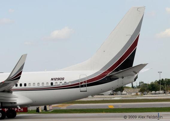 NetJets Boeing B737-700 tail image