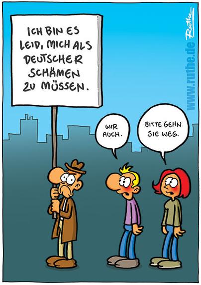 Auf der Straße. Ein wütend drein schauender Mann hält ein Schild, auf dem steht: "Ich bin es leid, mich als Deutscher schämen zu müssen.". Hinter ihm stehen ein Mann und ein Frau, beide haben Schamröte im Gesicht. Mann: " Wir auch." Frau: "Bitte gehen Sie weg."