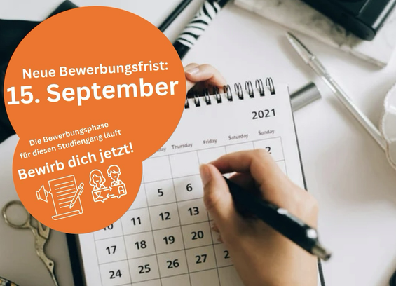 Das Bild zeigt eine Hand, die ein Datum in einem aufgeschlagenen Tischkalender markiert, überlagert von einer großen orangefarbenen Grafik mit dem Text „Neue Bewerbungsfrist: 15. September – Die Bewerbungsphase für diesen Studiengang läuft – Bewirb dich jetzt!“ sowie kleinen Symbolen für Schreiben und Studieren.