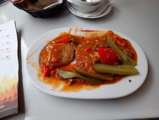 Kartoffelpuffer mit Gulasch