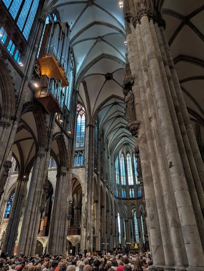 Ein Bild Richtung Altar mit den großen Fenstern im Kölner Dom.