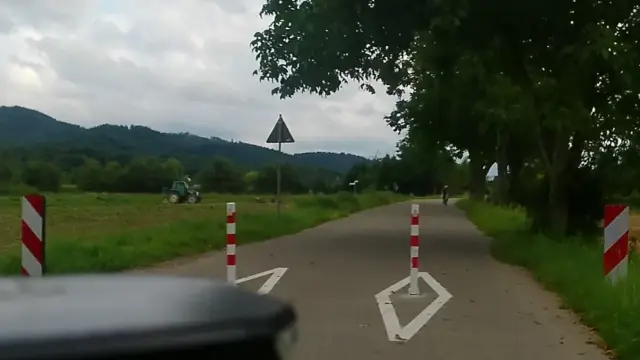 Wunderschöne, umlegbare Poller. Sie sind mit Vorhängeschlössern gesichert.