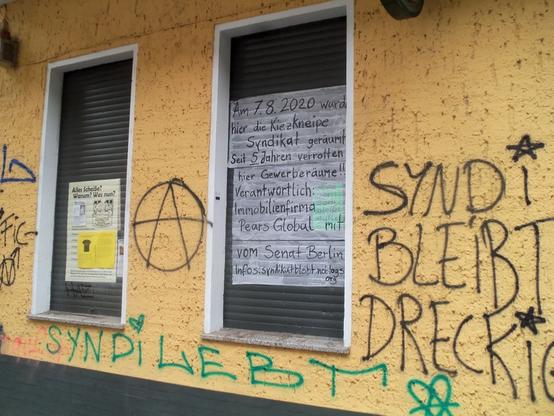 Foto der seit 5 Jahren leerstehenden Räume Weisestr. 56 der ehemaligen Kiezkneipe Syndikat mit Plakat , das an die Räumung erinnert