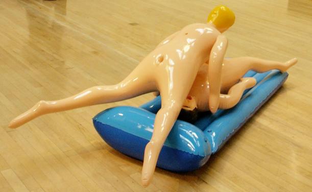 Una obra titulada 'Death' expuesta en la Tate Gallery de Londres muestra sexo entre dos muñecos hinchables. Por ahora, la muñeca hinchable es el único juguete sexual tradicionalmente asociado al disfrute masculino.