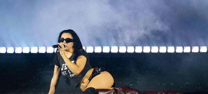 Charli XCX en Roskilde Festival (Dinamarca), 2 de julio de 2025. / Joseph Okpako