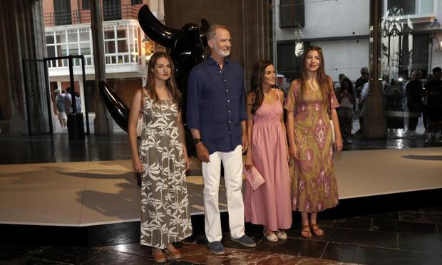 Los reyes Felipe y Letizia, la princesa Leonor y la infanta Sofía en la exposición Paysage Miró en Palma durante sus vacaciones en Mallorca. (GTRES)