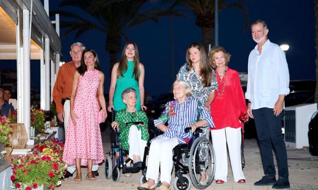 Los reyes Felipe y Letizia, la princesa Leonor y la infanta Sofía, la reina Sofía, Irene de Grecia, Tatiana Radziwill y Jean Henri Fruchaud en una cena en Palma en verano de 2024. (Getty Images)