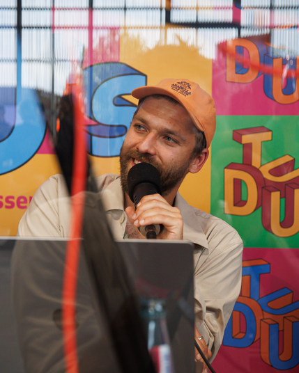 Foto von Jonas Ross in der Podcast Booth auf der republica 2025