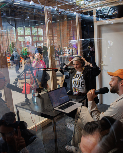 Foto von Tanja Häusler, Jonas Ross und Johnny Häusler in der Podcast Booth auf der republica 2025