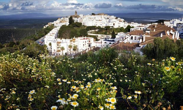Un pueblo blanco en lo alto de una colina con vistas al mar y mucha historia árabe. A solo unos minutos de la playa de El Palmar. (Getty Images/RooM RF)
