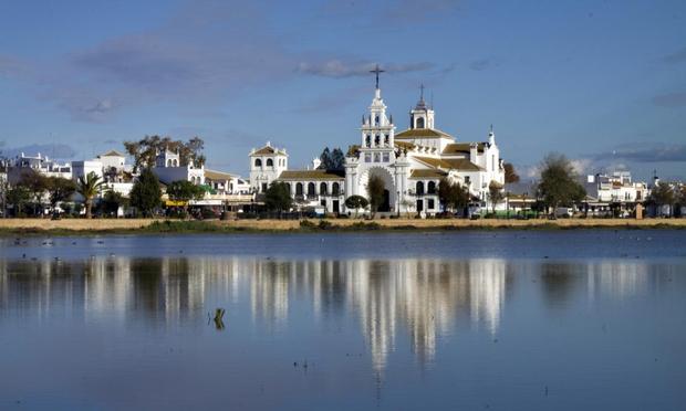 Aunque famoso por su romería, en verano es un oasis natural junto a Doñana. Casas blancas, caminos de arena y marismas con fauna salvaje. (Getty Images)