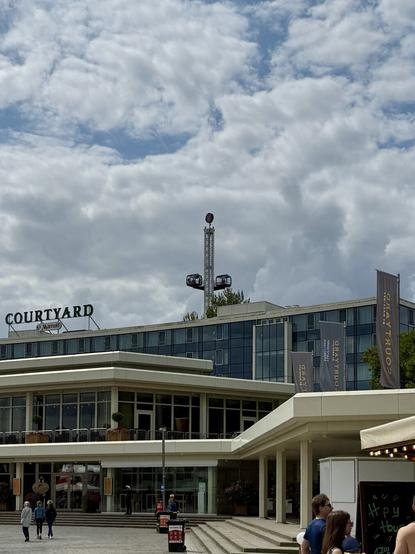 We’ve finally spotted the crane behind the hotel at  Maschsee.