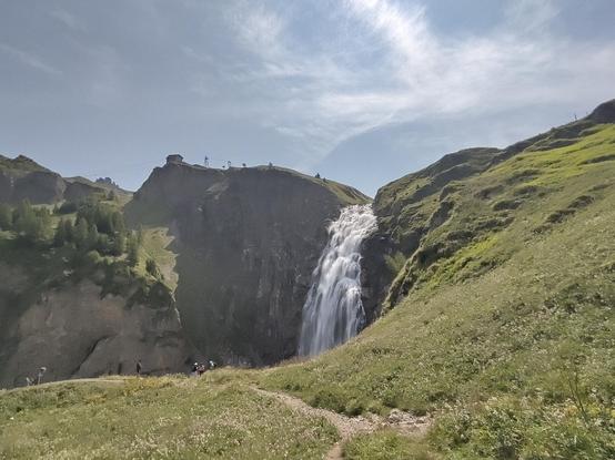 The top part of the waterfall with the mountain station of the cable car to the left, our way down.