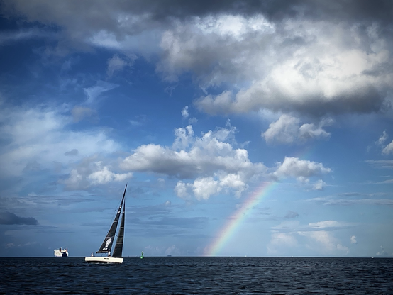 Foto auf See mit Segelboot und Regenbogen; Photo from the sea with sail boat and rainbow