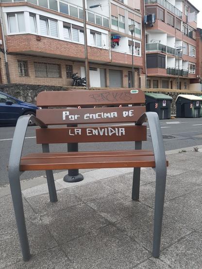 Kakeko banku batean "por encima de la envidia" esaldia idatzita