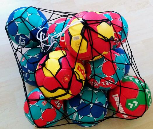 Handbälle in einem Ballnetz