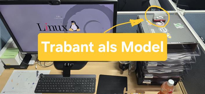 Mein Arbeitsplatz mit PC und Monitor, mit Trabant als Model auf der Ablage