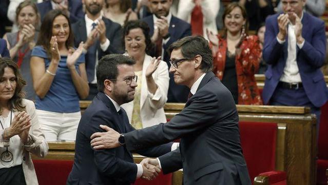 Aragonès felicita Illa, ja investit president de la Generalitat, entre aplaudiments dels diputats i diputades del PSC (EFE/Andreu Dalmau)