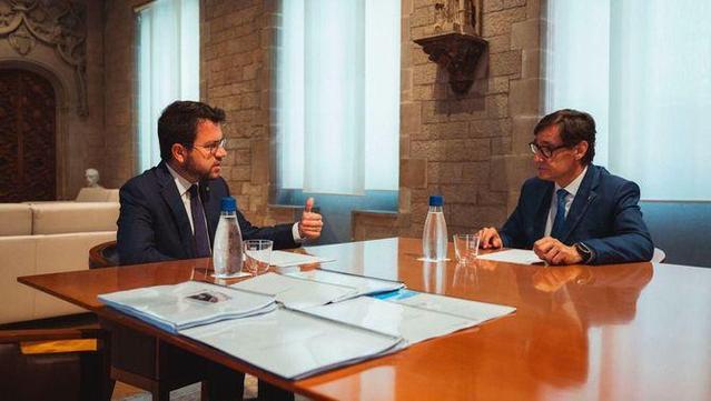 Reunió entre el president electe, Salvador Illa, i el president sortint, Pere Aragonès, el 9 d'agost (Govern/Arnau Carbonell)
