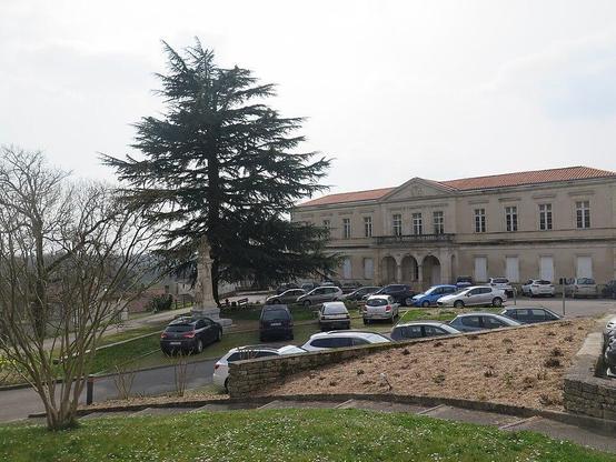 Hospice à #Melle (#DeuxSèvres) Porte qui se trouvait au prieuré de Puybelland dont elle formait, sans doute, l'entrée principale. Elle se présente sous l'aspect d'un arc de triomphe coupé à sa base. Constructio...
Suite 👉 https://monumentum.fr/monument-historique/pa00101267/melle-hospice
#Patrimoine #MonumentHistorique
Photo CC-BY-SA 4.0 : Juliofsanguino