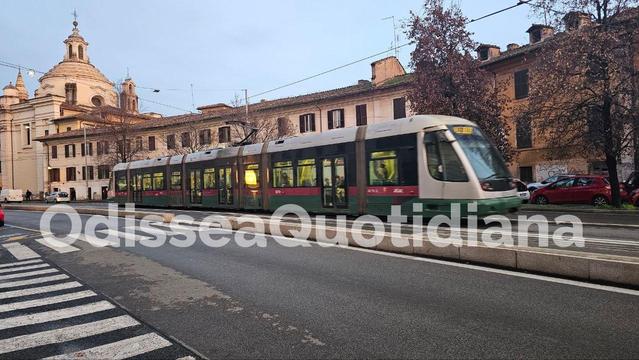 🚋 La rete tram di Roma è tornata quasi interamente in funzione, ma non senza rallentamenti.
Ne restano ancora molti su curve, scambi e tratti non rinnovati.
Analisi completa