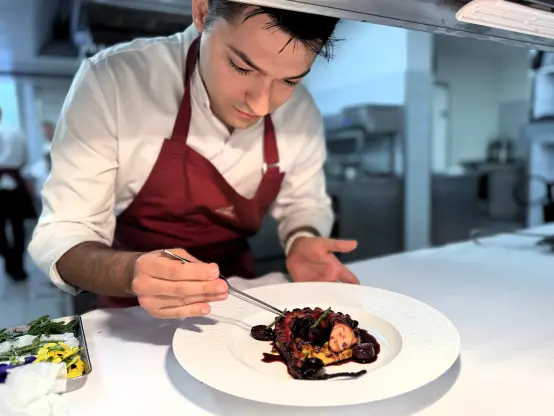 ristorante greco neora st mortiz lo chef all'azione in cucina