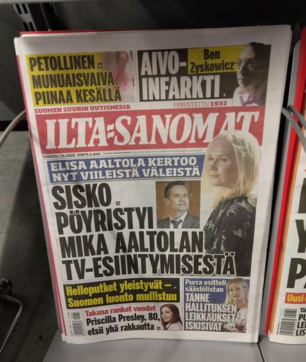 Kuva Ilta-Sanomien kannesta telineessään. Isoimpana aiheista on: 

Elisa Aaltola kertoo nyt viileistä väleistä 

Sisko pöyristyi Mika Aaltolan tv-esiintymistä. 

Pienempi kuva Mika Aaltolasta, isompi Elisa Aaltolasta. 

Tämän yläpuolella ja alapuolella muuta tyypillistä iltapaskistoaihekirjoa pienemmällä. En viitsi toistaa ja antaa niille siten mainosta.