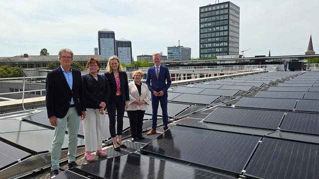 Beim Vorort-Termin (V.l.): Prof. Dr. Dieter Coburger (Präsident Landgericht Bochum), Gabriele Willems (Geschäftsführerin BLB NRW), Gudrun Schäpers (Präsidentin Oberlandesgericht Hamm), Dr. Dr. Daniela Brückner (Staatssekretärin im Ministerium der Justiz des Landes Nordrhein-Westfalen) und Dr. Dirk Günnewig (Staatssekretär im Ministerium der Finanzen des Landes Nordrhein-Westfalen).
