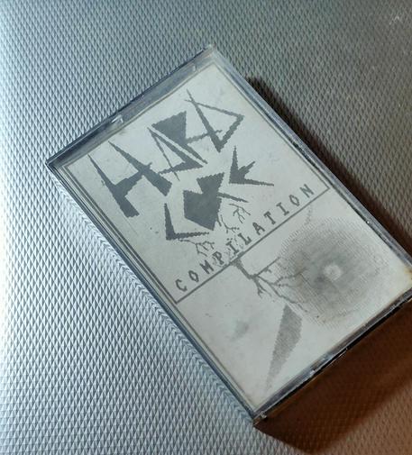Nella foto si vede una vecchia casetta musicale con una copertina in bianco e nero stampata con una stampante ad aghi.