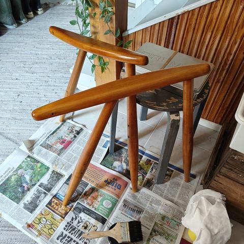 Puuosat hiottuina ja sellakkapinta uusittuna