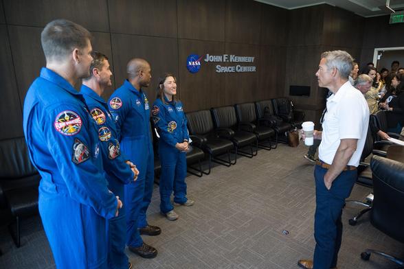 Acting_Administrator_Sean_Duffy_Meets_with_Artemis_II_Astronauts_(NHQ202507300003).jpg
