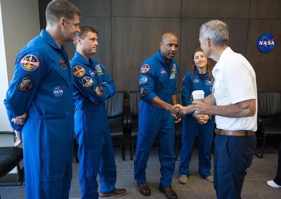 Acting_Administrator_Sean_Duffy_Meets_with_Artemis_II_Astronauts_(NHQ202507300004).jpg