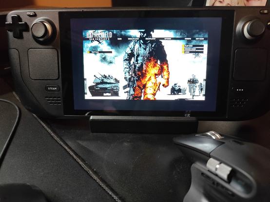 Steamdeck running Battlefield Bad Company 2. A Logitech mouse is in the foreground