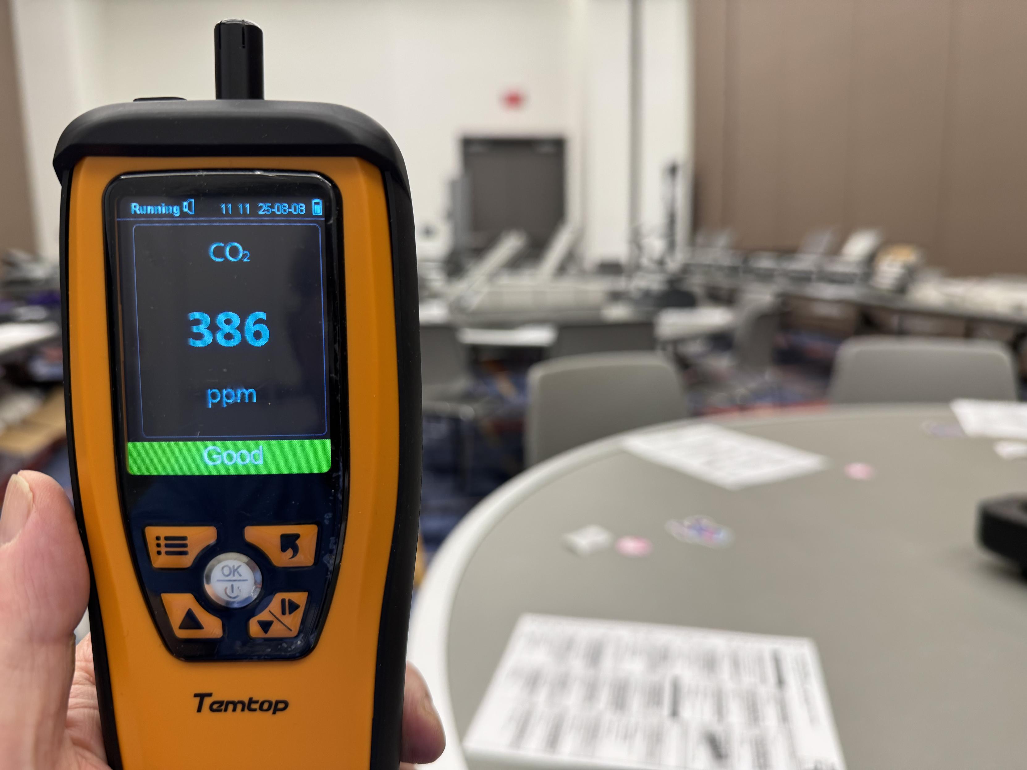 A CO2 meter showing 386ppm in an indoor space.