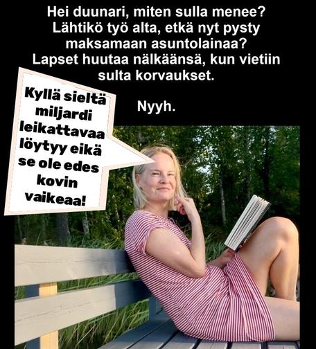 Kuvassa naurava Riikka Purra puna-valko-poikkiraitaisessa hellemekossa laiturin(?) puupenkillä  istumassa kirja kädessä, vasemman jalan jalkapohja istuinosan päällä, polvi kohonneena koukkuasentoon. Kuvan yläpuolella on kirjoitus: "Hei duunari! Miten sulla menee? Lähtikö työ alta etkä nyt pysty maksamaan asuntolainaa? Lapset huutaa nälkäänsä, kun sulta vietiin korvaukset. Nyyh." Istuvan Purran suuhun on puhekuplaan laitettu hänen oma lainauksensa: ""Kyllä sieltä miljardi euroa leikattavaa löytyy eikä se ole edes kovin vaikeaa!"