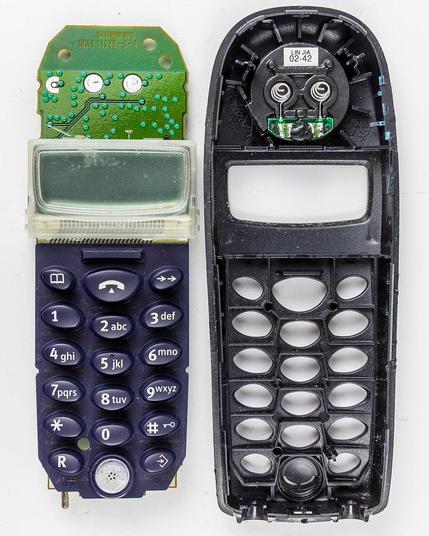 Frontplatte entfernt, diese liegt nun rechts. Links die Platine mit Display and flexibler Kunststoff-Matte, die die Tastaturelemente enthält