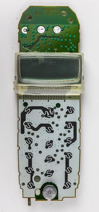 Vorderseite der Platine. Mit Display, darunter die Kontaktelemente der Tastatur