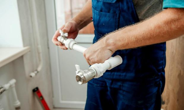 Un fontanero, trabajando. (Getty Images)