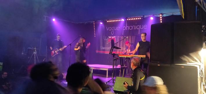 vague phonic live auf der Bühne im großen Zelt auf dem U&D Stuttgart